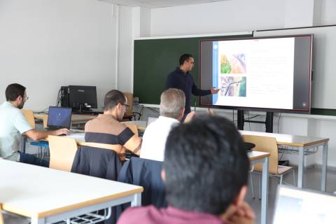 Una de las sesiones teóricas del curso, impartida por Sebastián Guillén.